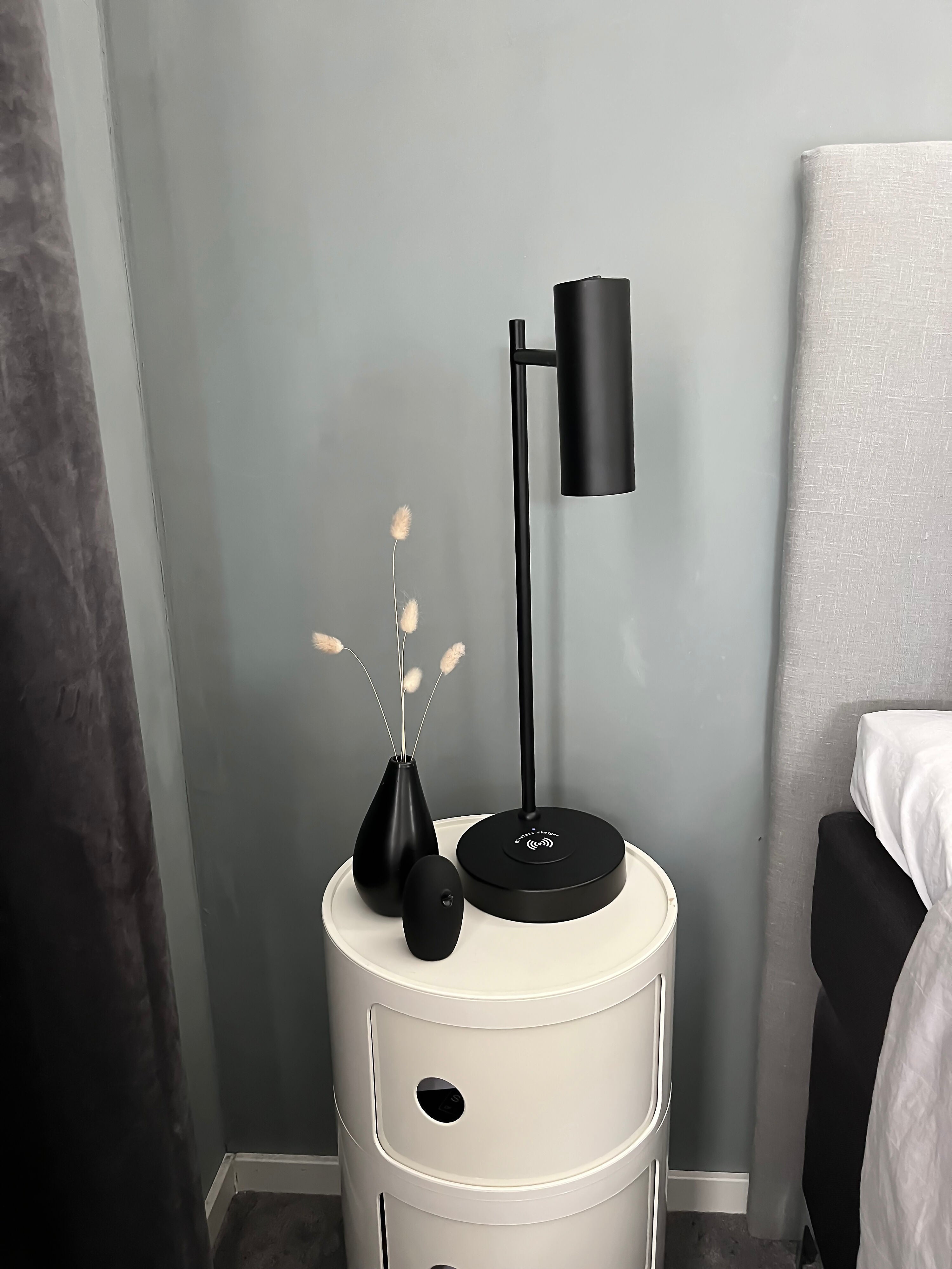 Aneta Home TABELA bordslampa med trådlös laddning och USB