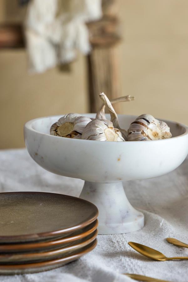 Bloomingville Eris Pedestal Bowl, White, Marble