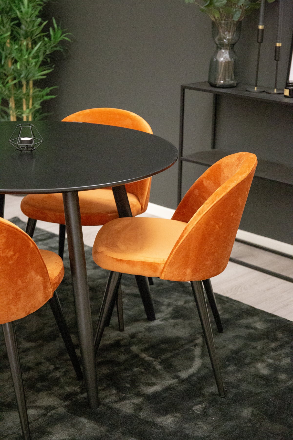 Venture Design Velvet & Plaza Matstolar 2-pack Rostig orange + Runda Matbord ⌀100 Svart